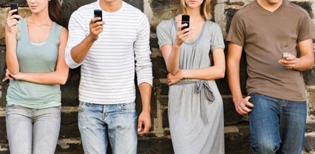 Pessoas com smartphones Smartphones mais baratos