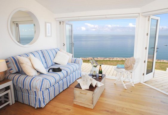 Sala com varanda com vista para o mar