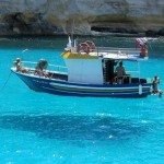 Ilusão de ótica: barco mágico flutua acima da linha d’água