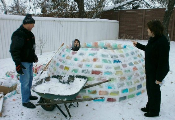 Iglu com tijolos de gelo coloridos