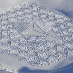 Os ‘crop circles’ de Simon Beck em campos cobertos de neve