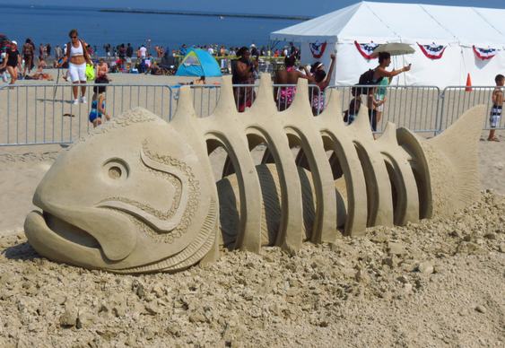 Escultura na praia