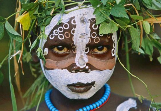 Criança africana cara pintada