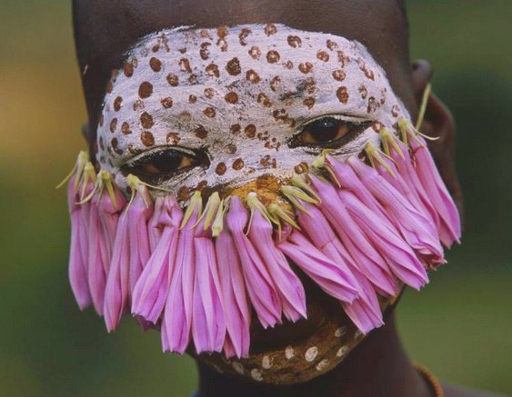 Criança africana enfeitada com flores