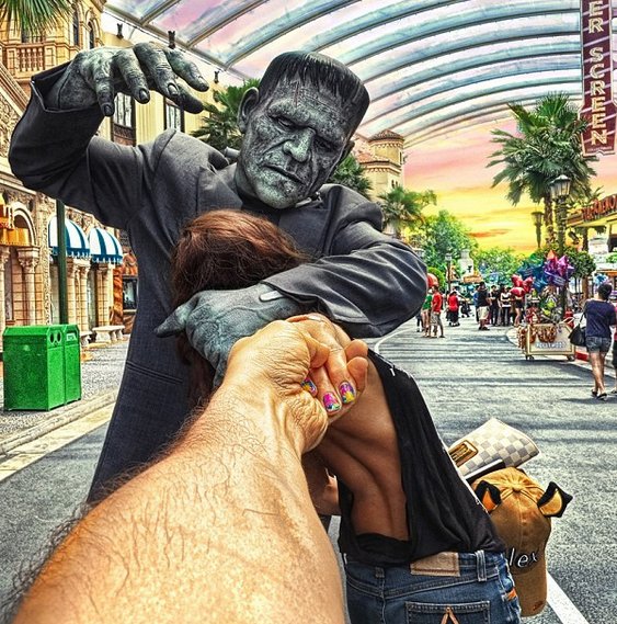 Namorada puxa fotógrafo pelo braço