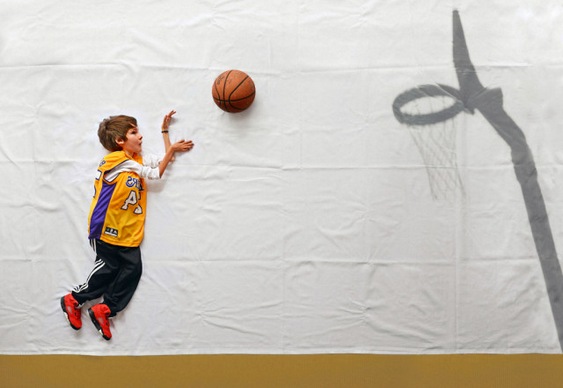 Luka jogando basquete
