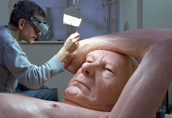Escultura gigante de senhor idoso