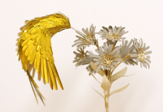 Escultura de beija-flor de papel