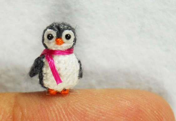Mini pinguim de crochê