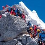 Avalanche de turistas e lixo põe Monte Everest em risco