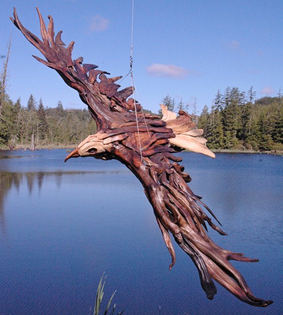Escultura de pássaro gigante