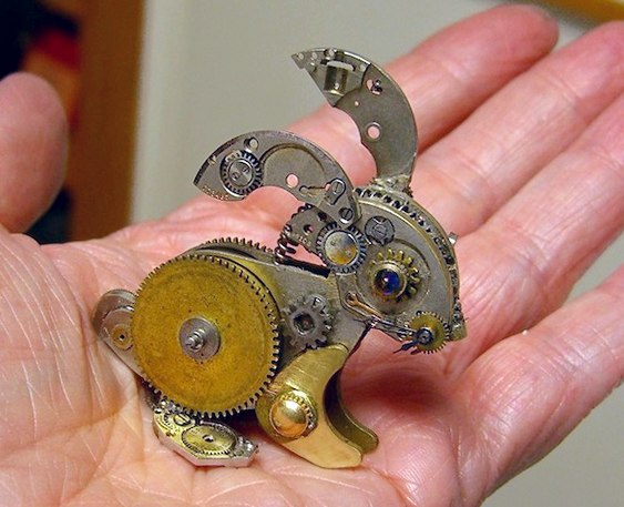 Escultura com peças de relógios