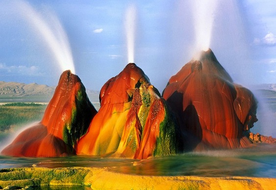 Paisagem com gêiser colorido