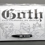O livro de colorir gótico com um único lápis de cera preto