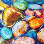 A incrível arte com pedras preciosas coloridas roladas na água