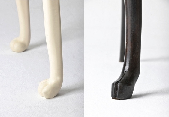 Patas de animais na cadeira