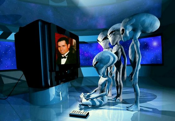 Aliens vendo TV