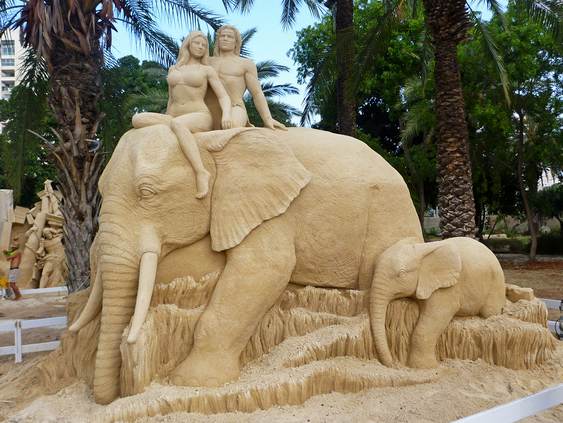 Escultura de Tarzan & Jane