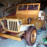 Réplica de Jeep Willys militar da Segunda Guerra todo de madeira