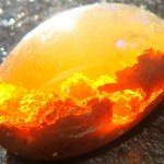 Paisagens de fogo e água aparecem na pedra preciosa opala
