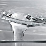 Mesa de resina acrílica transparente imita os redemoinhos da água