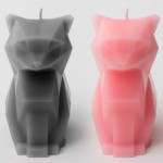 Uma surpresa sinistra no interior de velas com a forma de gatos