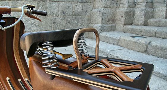 Lambreta artesanal de madeira