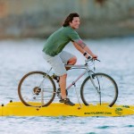 A bike catamarã Baycycle para pedalar sobre as águas do mar