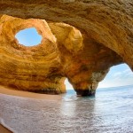 As divinas cavernas em falésias da Praia do Benagil, em Portugal