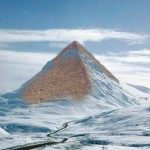 Hoax transporta pirâmide de Quéops para paisagem gelada da Antártida