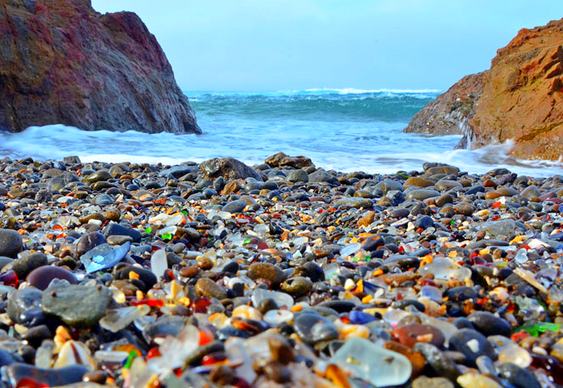 Praia de vidro na Califórnia