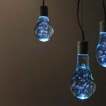 Reciclagem de lâmpadas queimadas cria ilusão de ótica decorativa