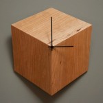 Relógio de parede em 3D cria ilusão de ótica de cubo de madeira