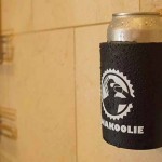 Suporte Shakoolie de latas de cerveja para instalar no box do chuveiro