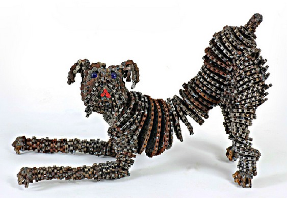 Escultura com correntes