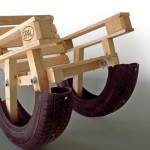 Cadeira de balanço feita com pneus usados e sucata de madeira