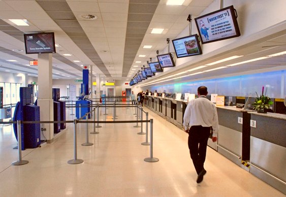 Terminal vazio de aeroporto
