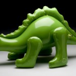 Dinossauro de cerâmica imita brinquedo inflável de plástico