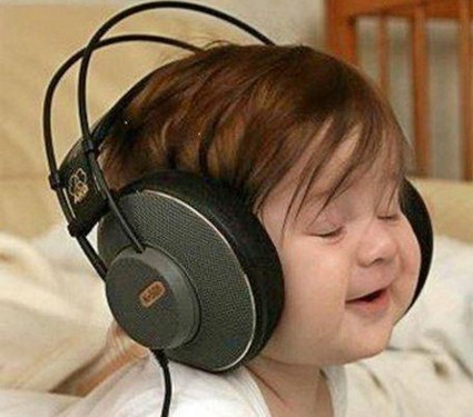 Criança de headphones