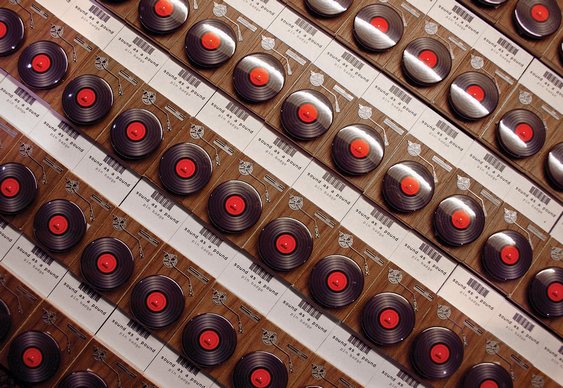 Pin Disco Vinil Buttons LPs na Vitrola