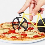 Cortador de pizzas com rodinhas de aço de uma mini bicicleta