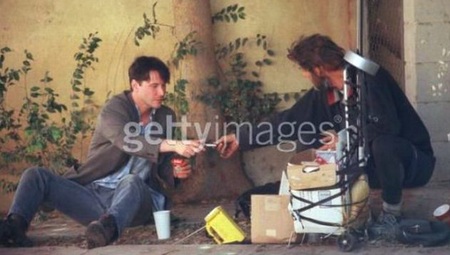 Keanu Reeves com mendigo Keanu Reeves compartilha suas coisas com sem-teto