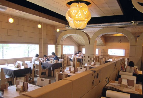 Restaurante de papelão