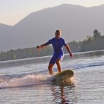 Prancha com motor a hélice para a prática do surf sem ondas