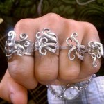 Anéis feitos com antigos garfos de sobremesa em prata retorcida