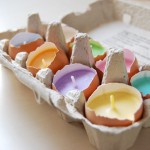 Velas coloridas em cascas de ovos para a decoração de Páscoa