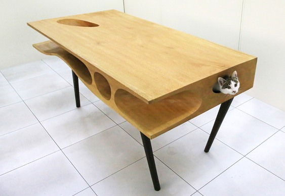 CATable, a mesa com tampo cheio de furos para o gato se esconder