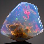 A explosão de cores em nebulosa contida dentro de uma opala