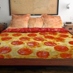 Colcha para cama de casal decorada como fatia de pizza gigante