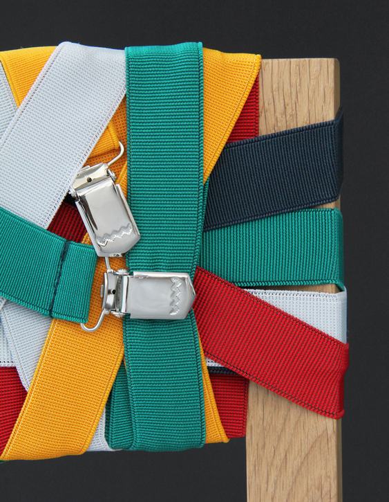 Cadeira forrada com cinstos de nylon